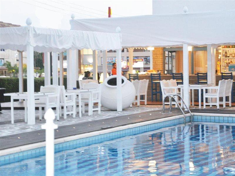 Tasmaria Aparthotel Paphos Bagian luar foto
