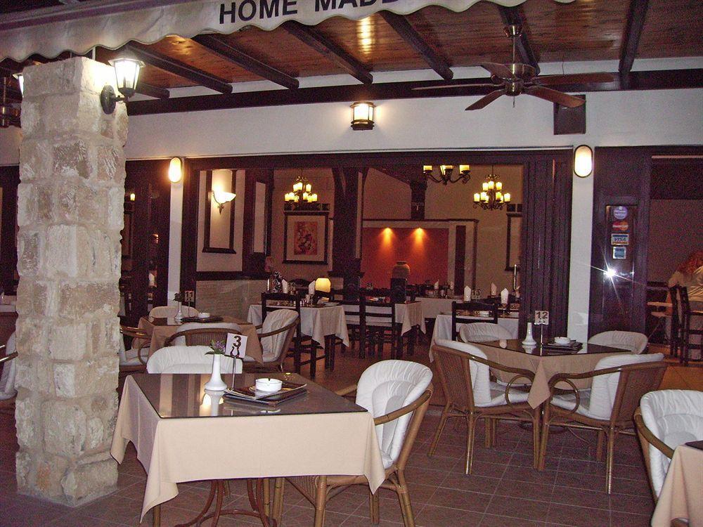 Tasmaria Aparthotel Paphos Bagian luar foto